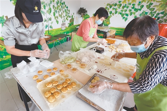 蓬江區(qū)上巷村村民在制作涼瓜月餅。