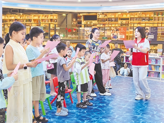 小朋友們一起學習防疫快板歌謠。