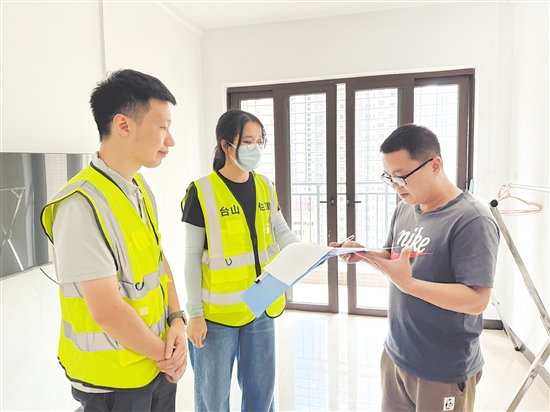 臺(tái)山市住房和城鄉(xiāng)建設(shè)局工作人員向入住消殺隊(duì)員提供貼心關(guān)懷和服務(wù)。