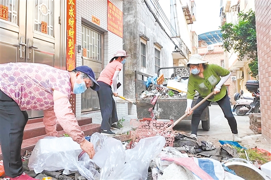 “大媽清掃隊(duì)”的隊(duì)員們主動(dòng)犧牲休息時(shí)間，對(duì)村內(nèi)雜物進(jìn)行徹底的清運(yùn)處置。