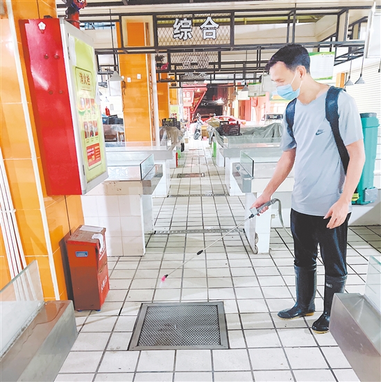 市場(chǎng)監(jiān)管部門(mén)督促指導(dǎo)農(nóng)貿(mào)市場(chǎng)嚴(yán)格落實(shí)早晚消殺。