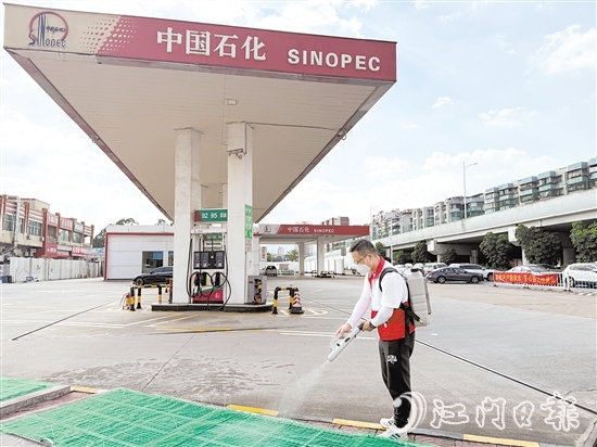 創(chuàng)建“無蚊加油站”的倡議得到我市各加油站的積極響應(yīng)和支持。圖為工作人員在加油站內(nèi)進行消殺。