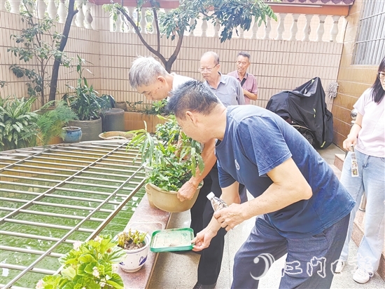 石鶴利社區(qū)居民積極協(xié)助社區(qū)清理積水。
