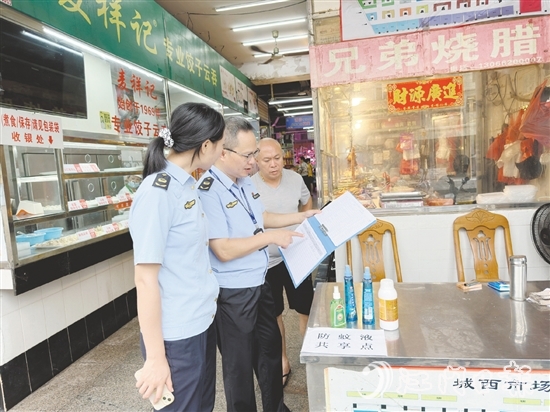 市場監(jiān)管人員到農貿市場檢查消殺臺賬。