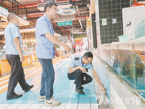 市場監(jiān)管人員到農貿市場開展疫情防控全覆蓋督導檢查。