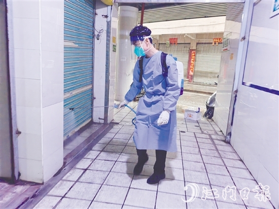農貿市場積極做好消殺工作，切斷蚊媒傳染病傳播鏈條。