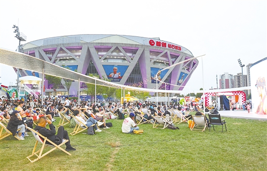 10月1日，中國網(wǎng)球公開賽期間，球迷在國家網(wǎng)球中心內(nèi)的大屏前觀看比賽。新華社發(fā)