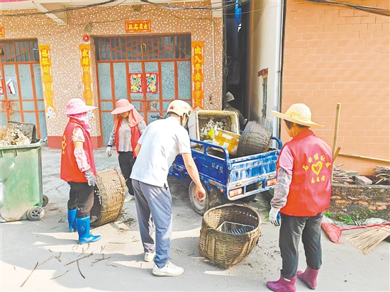 開平龍勝鎮(zhèn)黨員群眾志愿服務(wù)隊(duì)開展“兩清一滅”大行動，黨員干部帶著群眾干。