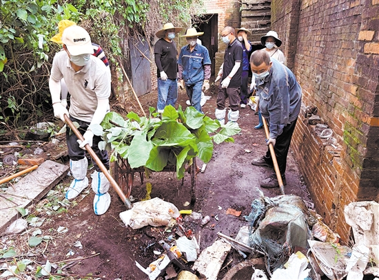 江門市殘聯(lián)系統(tǒng)職工走進(jìn)街巷，開展“兩清一滅”大行動。