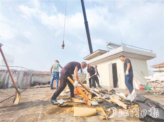 志愿者上門清理居民樓天臺的垃圾。