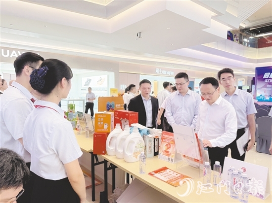 我市金融機(jī)構(gòu)在活動(dòng)現(xiàn)場(chǎng)設(shè)置金融知識(shí)宣傳攤位。