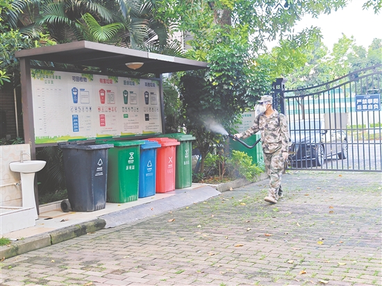 蓬江區(qū)直民兵應(yīng)急成蚊消殺隊(duì)在環(huán)市街道開展消殺工作。任佳燕