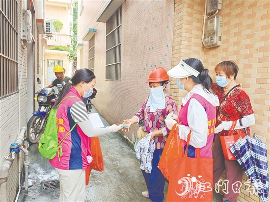 巾幗志愿者宣傳防蚊知識，發(fā)放滅蚊用品。