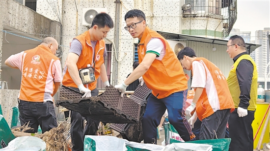 市工商聯(lián)組織商協(xié)會、企業(yè)志愿服務(wù)隊到社區(qū)協(xié)助清理垃圾。