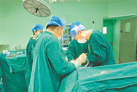 醫(yī)生為患者進(jìn)行手術(shù)。