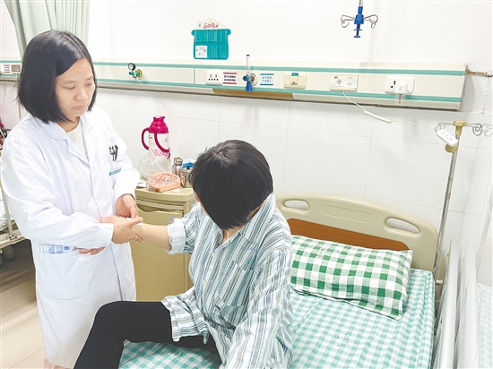 醫(yī)生詢問患者情況。