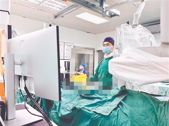 醫(yī)生對患者進行手術。