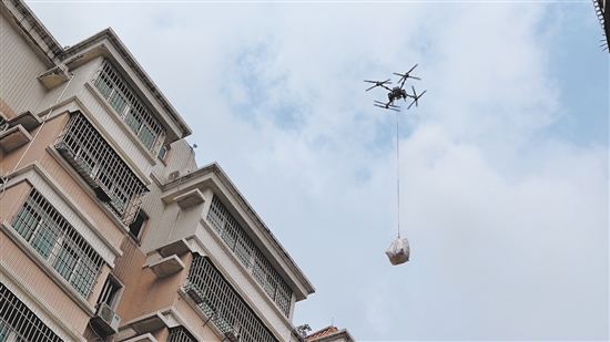 應(yīng)急救援無人機將樓頂打包好的垃圾安全吊運至地面，極大提升了清運效率。