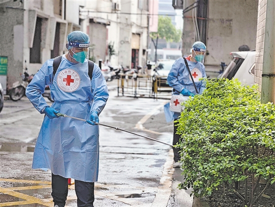 江門市紅十字會應急消殺志愿服務隊在蓬江區(qū)東風社區(qū)開展防蚊滅蚊工作。