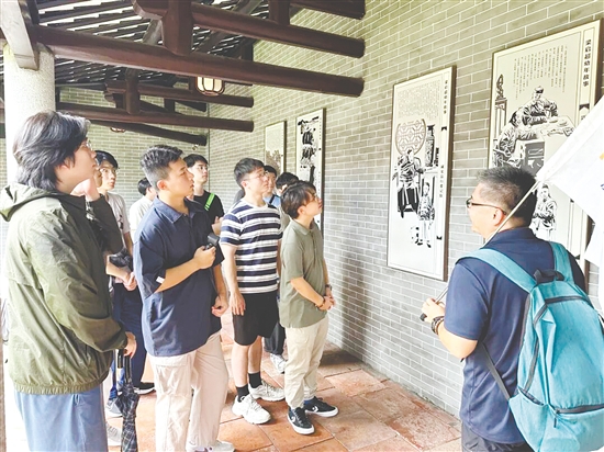 澳門江門青年會(huì)組團(tuán)參觀梁啟超故居。
