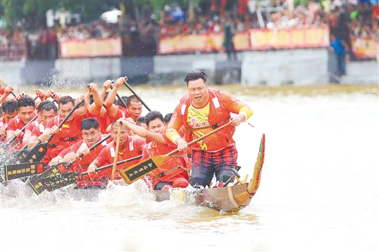 廖長亮（最前者）參加廣東省第五屆傳統(tǒng)龍舟錦標(biāo)賽。