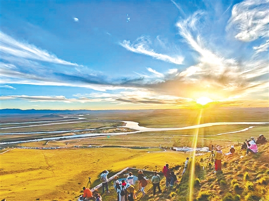 當下正是賞秋游的好時節(jié)。圖為四川黃河九曲第一灣秋景。