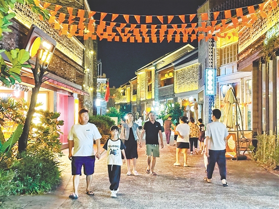 夜晚的江門古勞水鄉(xiāng)景區(qū)精彩不斷。