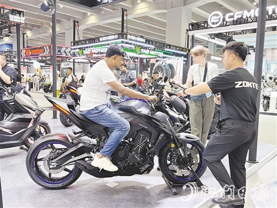 大冶摩托在廣交會上展示其最新研發(fā)的摩托車。