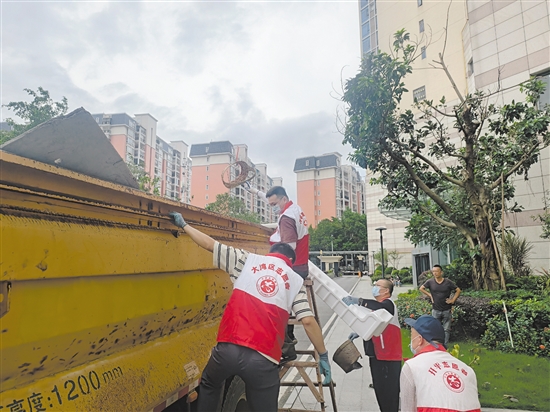 開平文聯(lián)志愿者下沉社區(qū)，協(xié)助清理垃圾，消除蚊蟲孳生地。