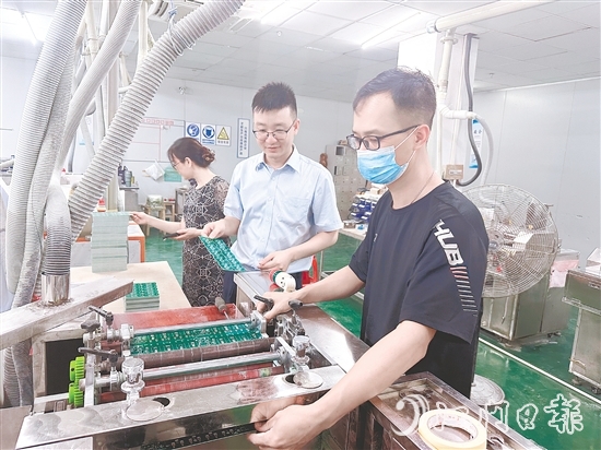 江門建行工作人員走訪企業(yè)，積極對(duì)接企業(yè)融資需求。