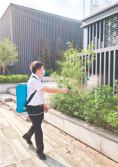 健威廣場(chǎng)工作人員對(duì)商場(chǎng)周邊環(huán)境進(jìn)行消殺，減少蚊蟲(chóng)孳生。