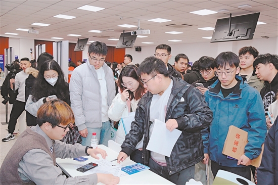海目星、嘉士利、長優(yōu)實業(yè)等江門優(yōu)質(zhì)企業(yè)獲青睞，招聘展位吸引了不少學(xué)子前來投遞簡歷。