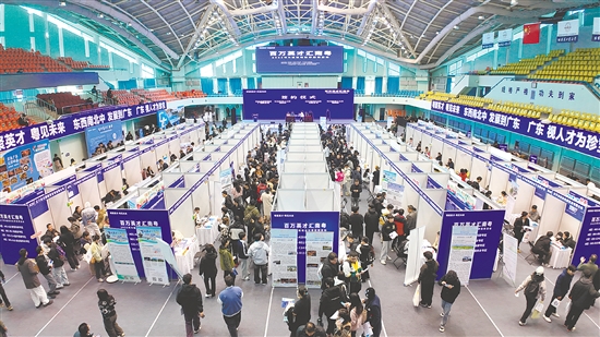 招聘現(xiàn)場(chǎng)人頭攢動(dòng)，共吸引2895名黑龍江學(xué)子入場(chǎng)。