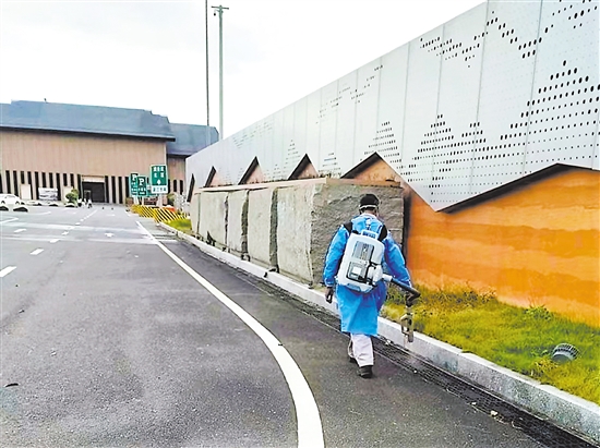 開陽(yáng)高速志愿者在服務(wù)區(qū)開展防蚊消殺工作。