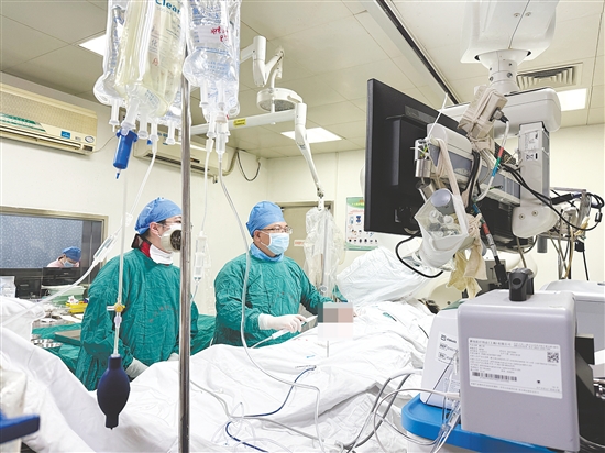 江門市中心醫(yī)院醫(yī)療團(tuán)隊(duì)對(duì)患者施行射頻消融手術(shù)。