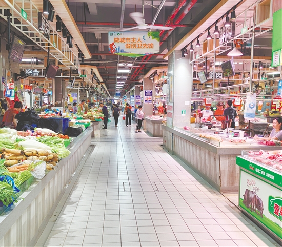 蓬江市場(chǎng)內(nèi)光線明亮，通道寬敞，無(wú)論是蔬菜區(qū)還是水產(chǎn)區(qū)，地面都干凈整潔。