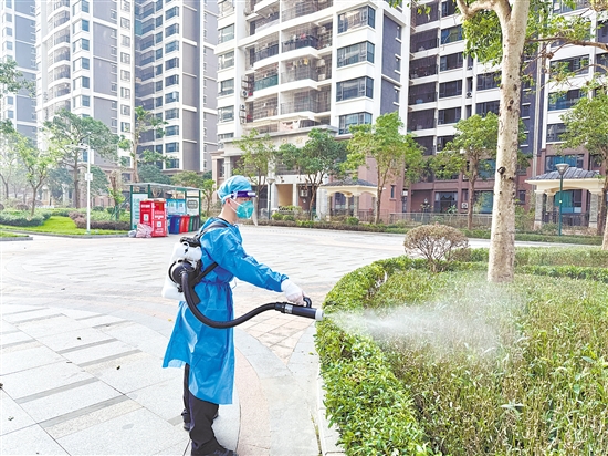 開平邊檢站積極助力我市防蚊滅蚊，對灌木叢根部、排水溝等隱蔽點位噴灑藥劑。