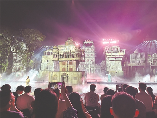 《火秀》以碉樓故事為內(nèi)核，展示世界文化遺產(chǎn)的魅力。