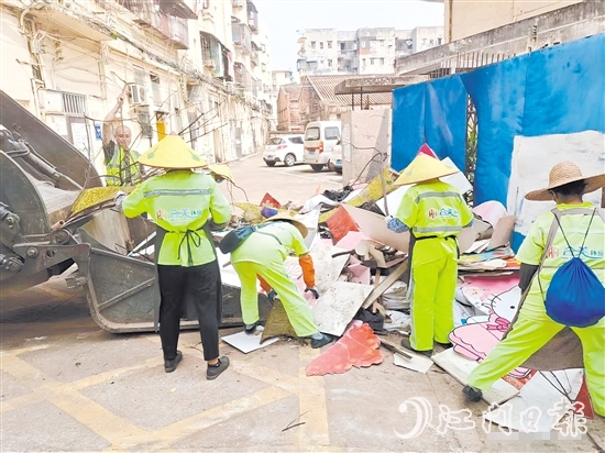 針對(duì)重點(diǎn)場(chǎng)所，區(qū)城市管理綜合執(zhí)法局統(tǒng)籌應(yīng)急力量開(kāi)展專(zhuān)項(xiàng)行動(dòng)。圖為環(huán)衛(wèi)工人正在清運(yùn)垃圾。