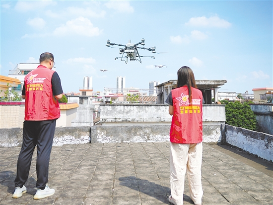 僑都星火無人機(jī)分隊開展空中立體巡查和消殺。