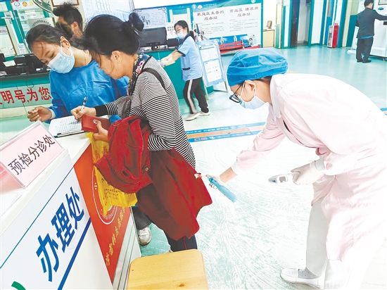 醫(yī)護(hù)人員為群眾做好驅(qū)蚊準(zhǔn)備。