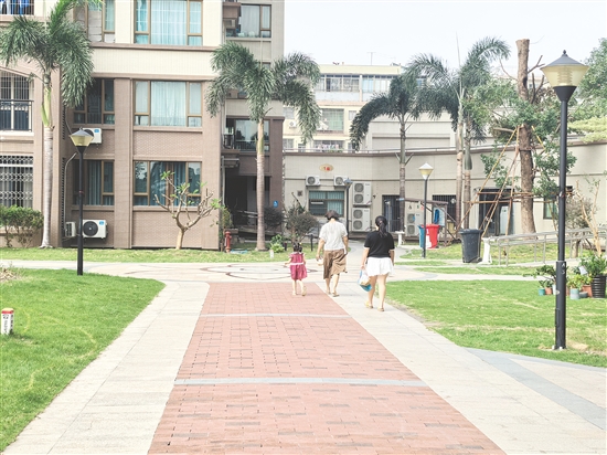 南湖灣小區(qū)打造“無(wú)蚊”環(huán)境，居民安心在小區(qū)內(nèi)散步。