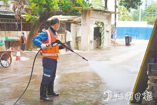 區(qū)環(huán)境整治組在環(huán)市街道里村社區(qū)開展清潔活動(dòng)。