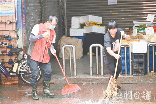 市民與志愿者一同清掃街道。