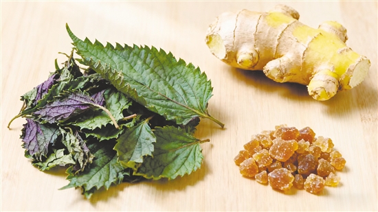 紫蘇和生姜搭配，既能護(hù)脾胃，又能解膩去腥，堪稱吃蟹的“黃金茶飲”。