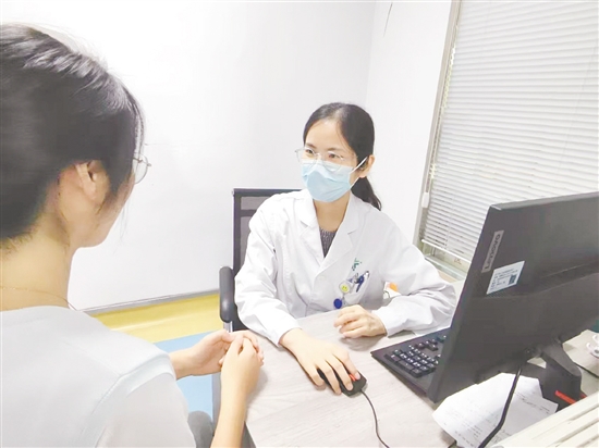 醫(yī)生為來訪者提供睡眠建議。