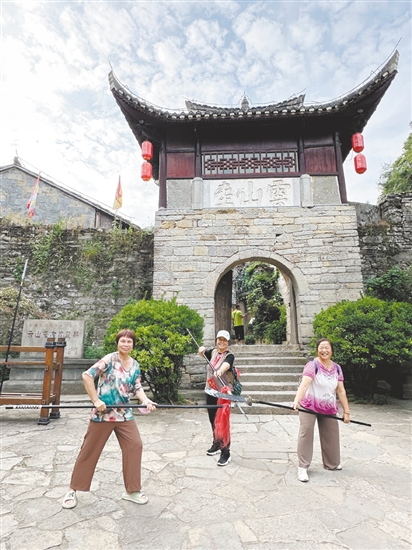 銀發(fā)族熱衷旅游。