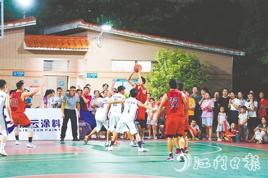 外海街道運(yùn)動(dòng)場(chǎng)上，“村BA”賽事精彩紛呈。何榕