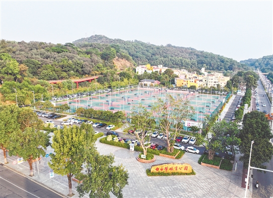 白水帶體育公園為群眾提供了專業(yè)的健身場所。