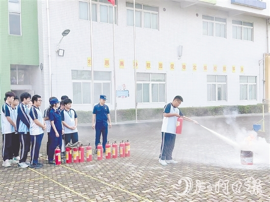 學(xué)生們逐個(gè)學(xué)習(xí)使用滅火器。